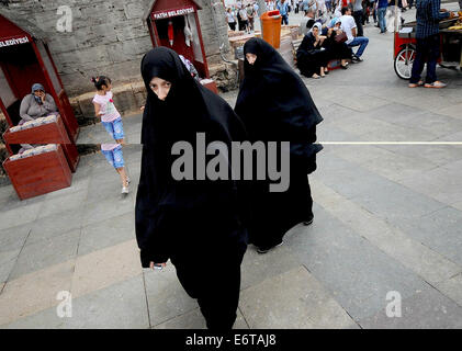 Istanbul, Turquie. 30e Août, 2014. Comme les élections passent et Recep Tayyip Erdogan, a été officiellement prêté serment en tant que président de la Turquie après avoir remporté le premier vote du public pour le chef de l'Etat, un grand sentiment de fierté turque peut être vu partout dans Istanbul. Appelé le sens Ay Yildiz le ''Moon star' ou le sens Alsancak le drapeau rouge le drapeau de la République turque peut être vu partout dans un pays plein de contrastes. © Gail Orenstein/ZUMA/Alamy Fil Live News Banque D'Images