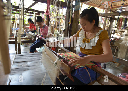 Luang Prabang, Laos - 1 mars 2014 : Les femmes travailleur dans l'usine de production de soie à Luang Prabang, Laos. Banque D'Images