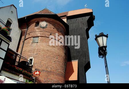 GDANSK, POLOGNE : la cité médiévale Grue de Gdansk (Zuraw) a été construite entièrement en bois au 14e siècle Banque D'Images
