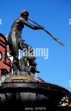 GDANSK, POLOGNE : La Fontaine de Neptune a été installé dans l'élégant Dlugi Targ Street en 1633 Banque D'Images