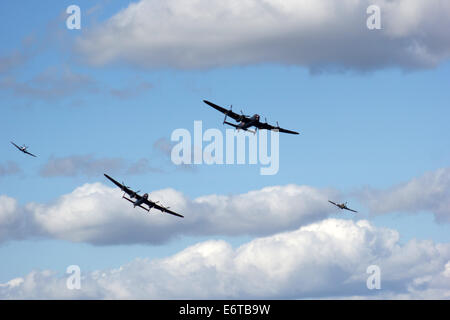 2 Avro Lancaster, un ouragan et Spitfire en vol Banque D'Images