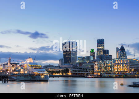 Ville de London Skyline at Dusk Banque D'Images