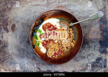 Crumble rhubarbe et fraises Banque D'Images