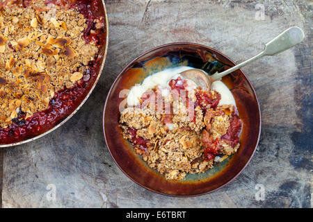 Crumble rhubarbe et fraises Banque D'Images