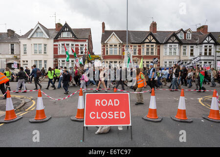 Nouveau Port, au Pays de Galles. 30e Août, 2014. Une manifestation anti-OTAN a eu lieu à Newport, Pays de Galles le 30 août 2014, avant le sommet de l'OTAN qui aura lieu les 4 et 5 septembre 2014 au Celtic Manor Resort où 60 chefs d'état sont attendus. Les premières estimations indiquent que 600 personnes ont défilé dans le centre-ville de Newport pour manifester contre le sommet. Crédit : Christopher Middleton/Alamy Live News Banque D'Images