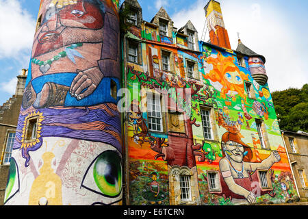 Château de Kelburn près de Fairlie, Largs, Ayrshire, Ecosse, un château historique du xvie siècle restauré, peint avec des graffitis colorés Banque D'Images