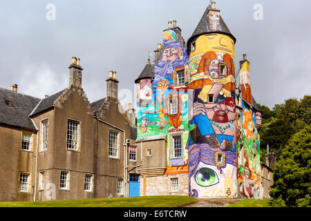 Château de Kelburn près de Fairlie, Largs, Ayrshire, Ecosse, un château historique du xvie siècle restauré, peint avec des graffitis colorés Banque D'Images
