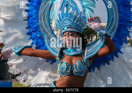 Nice, France, Portrait Caraïbes côte d'azur femme en costumes colorés, dansant dans la rue, pendant le défilé traditionnel du Carnaval de printemps multi ethnique rue france Banque D'Images