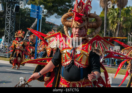 Nice, France, portrait femmes en costumes colorés, danse dans la rue, pendant la traditionnelle parade du carnaval de printemps Banque D'Images