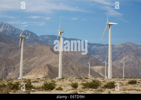 Les éoliennes à l'extérieur de Palm Spring, CA. Simple d'énergie propre. Banque D'Images