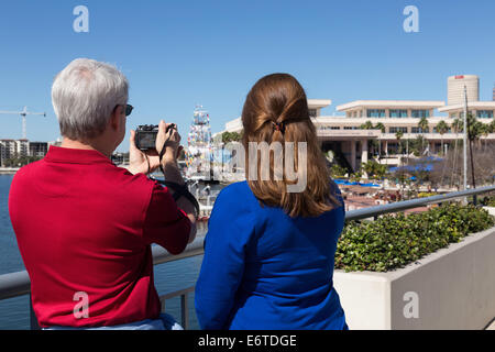 Couple de touristes matures photographier Skyline, Tampa Florida Banque D'Images
