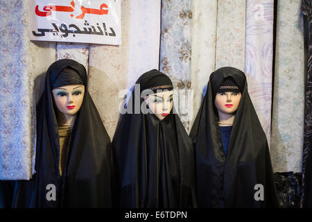 Mannequins de vitrine, vêtu du costume traditionnel tchador noir, dans une boutique dans le bazar principal d'Isfahan, Iran. Banque D'Images