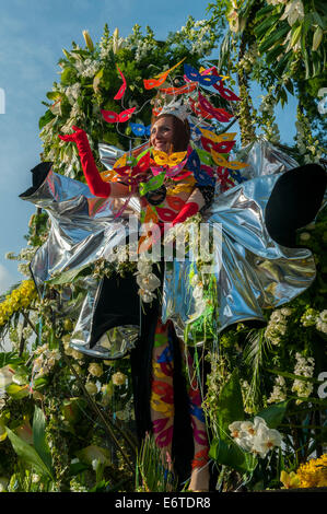 Nice, France, Portrait femmes en costume, lancer des fleurs à la foule dans la rue à la traditionnelle parade du carnaval de printemps Banque D'Images