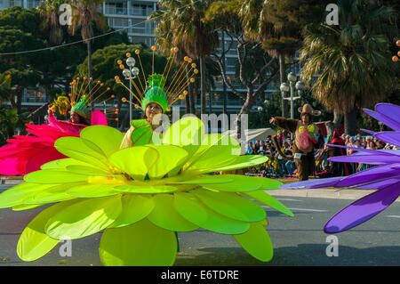 Nice, France Caraïbes, les femmes en costumes colorés, la danse de rue, défilé de carnaval de printemps les cours traditionnels Banque D'Images