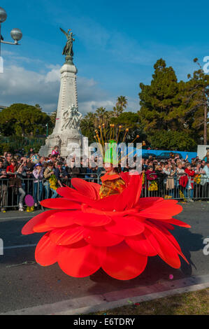 Nice, France, femme en costume, en face de foule sur rue au défilé de carnaval de printemps traditionnel Banque D'Images