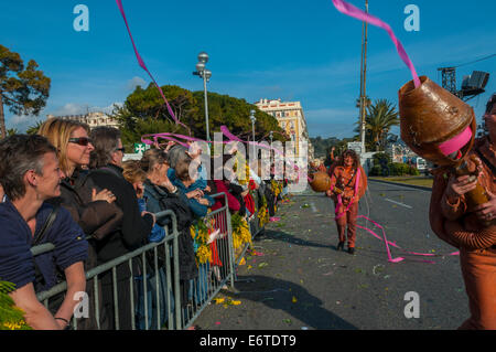 Nice, France, femme en costume, jeter des fleurs en face de foule sur rue au défilé de carnaval de printemps traditionnel Banque D'Images