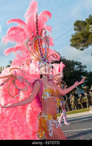 Nice, France, les femmes en costume, défiler dans la rue au défilé de carnaval de printemps traditionnel Banque D'Images