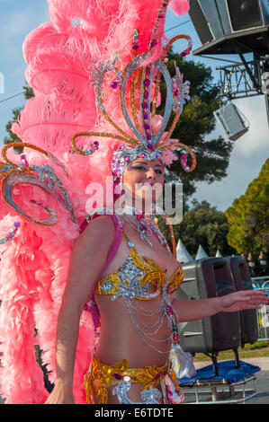 Nice, France, Portrait côte d'azur femme en costume, défilant dans la rue au traditionnel défilé du Carnaval de printemps Banque D'Images