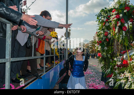 Nice, France, les femmes en costume, jeter des fleurs en foule sur rue au défilé de carnaval de printemps traditionnel Banque D'Images