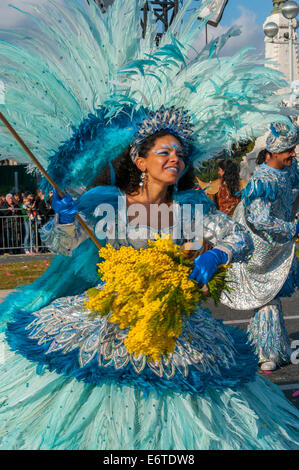 Nice, France, Portrait femmes en costumes colorés, danse dans la rue, pendant la traditionnelle parade du carnaval de printemps Banque D'Images