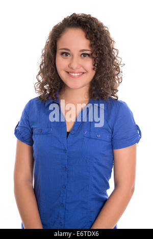 Jolie et souriante jeune fille isolée en blouse bleue et des boucles naturelles. Banque D'Images