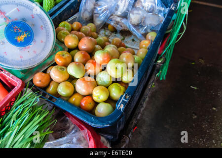 Tomate rouge et jaune au marché humide Banque D'Images