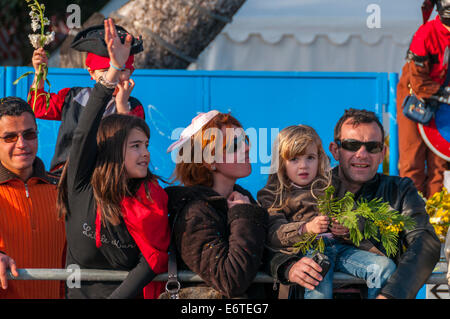 Nice, France, Groupe de touristes de la famille traditionnelle défilé Printemps de visualisation Banque D'Images