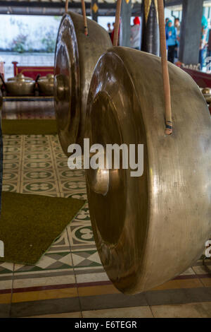 Yogyakarta, Java, Indonésie. Les gongs dans l'orchestre de Gamelan au Palais du Sultan. Banque D'Images