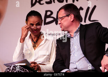 Le candidat présidentiel du parti socialiste brésilien (PSB) Marina Silva et candidate à la vice-présidence Beto Albuquerque annoncent leur programme de gouvernement. Marina Silva apparaît dans les récents sondages comme un rival de l'actuel Président du Brésil, Dilma Rousseff du Parti des travailleurs (PT), et en fonction de ces sondages Marina irait à l'encontre de Dilma dans un second tour de vote en octobre. © Tiago Mazza Chiaravalloti/Pacific Press/Alamy Live News Banque D'Images