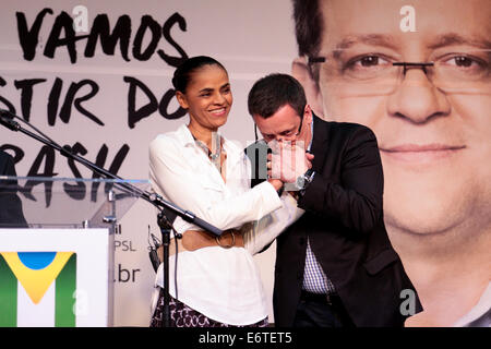 Le candidat présidentiel du parti socialiste brésilien (PSB) Marina Silva et candidate à la vice-présidence Beto Albuquerque annoncent leur programme de gouvernement. Marina Silva apparaît dans les récents sondages comme un rival de l'actuel Président du Brésil, Dilma Rousseff du Parti des travailleurs (PT), et en fonction de ces sondages Marina irait à l'encontre de Dilma dans un second tour de vote en octobre. © Tiago Mazza Chiaravalloti/Pacific Press/Alamy Live News Banque D'Images