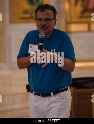 L'Ohio, États-Unis. 30e Août, 2014. Tour Guide John Bizios explique l'histoire de l'Eglise orthodoxe grecque au cours de la 2014 Columbus Festival Grec. Credit : Brent Clark/Alamy Live News Banque D'Images