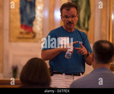 L'Ohio, États-Unis. 30e Août, 2014. Tour Guide John Bizios explique l'histoire de l'Eglise orthodoxe grecque au cours de la 2014 Columbus Festival Grec. Credit : Brent Clark/Alamy Live News Banque D'Images