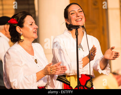 L'Ohio, États-Unis. 30e Août, 2014. Christa Mosca (à gauche) et Eleni Christoldulelis (droite) de la Republique hellenique Singers effectuer un duo pendant le Festival Grec Columbus 2014. Credit : Brent Clark/Alamy Live News Banque D'Images