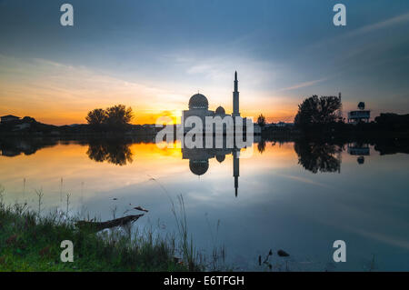 Lever du soleil à la mosquée as-salam Banque D'Images