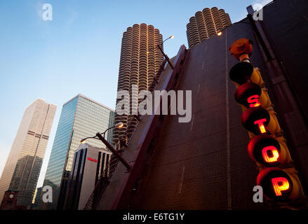 Vue d'un feu rouge en face de la State Street pont-levis à Chicago, Illinois. Banque D'Images