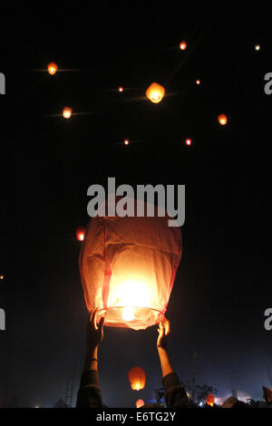 Dieng Platue, Indonésie. 30e Août, 2014. La libération des peuples à lanternes Arjuna temple le 30 août 2014 à Dieng Platue, Central Java, Indonésie. Le festival des lanternes comme Dieng Culture Festival série d'événements visant à promouvoir le patrimoine culturel et naturel de l'Indonésie dans le potentiel touristique Dieng Plateau. Credit : Sijori Images/ZUMA/Alamy Fil Live News Banque D'Images