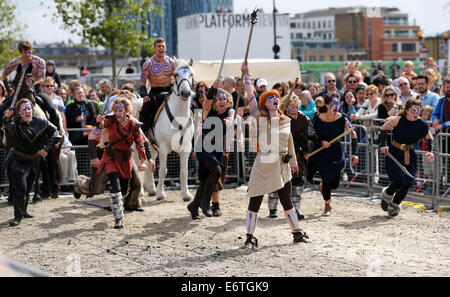 Londres, Royaume-Uni. 30e Août, 2014. 'Effectuer acteurs vs Boudicca les Romains' à Battle Bridge Place et le grenier Square, King's Cross, à Londres, Angleterre, le 30 août 2014. Un événement en plein air appelé "Battle bridge', une célébration de l'histoire sur 'les Romains' vs Boudicca, ont eu lieu ici, le samedi, en fournissant un tressage, Roman, peinture sur visage, char, et ainsi de suite. Credit : Han Yan/Xinhua/Alamy Live News Banque D'Images