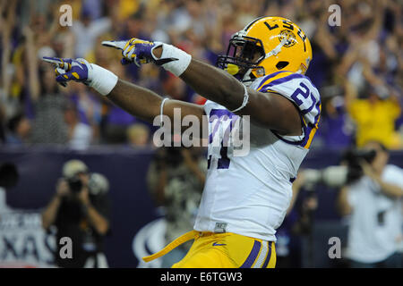 Houston, Texas, USA. 30e Août, 2014. LSU Tigers d'utiliser de nouveau Kenny Hilliard (27) célèbre sa victoire le toucher des roues pendant la 2ème moitié d'un match de football entre les NCAA LSU Tigers et le Wisconsin Badgers à NRG Stadium à Houston, TX, le 30 août 2014. LSU a gagné le match 28-24. Credit : Trask Smith/ZUMA/Alamy Fil Live News Banque D'Images