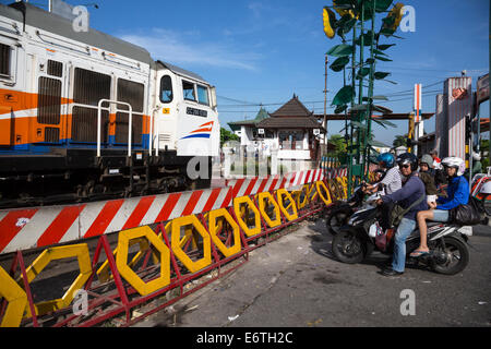Yogyakarta, Java, Indonésie. L'approche de trains de voyageurs gare principale. Banque D'Images