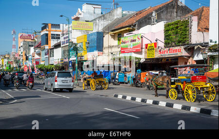 Yogyakarta, Java, Indonésie. Early-Morning La circulation sur la rue Malioboro. Banque D'Images