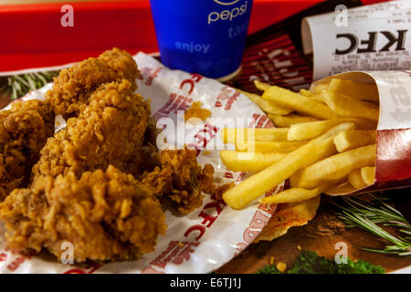 Repas KFC, menu ailes de poulet chaudes, plats sur plateau croustilles de poulet Banque D'Images