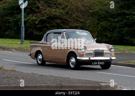 Sunbeam Rapier voiture sur la Fosse Way road, Warwickshire, UK Banque D'Images