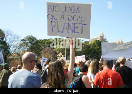 Sydney, Australie. 31 août 2014. Un 'Marche en août' protestataire est titulaire d'un signe en disant : "Pas d'emplois sur une planète morte" comme les gens se sont réunis à Hyde Park, Sydney à écouter sur les haut-parleurs avant de marcher. Ils ont protesté au sujet d'une variété de questions. Crédit : Copyright 2014 Richard Milnes/Alamy Live News. Banque D'Images