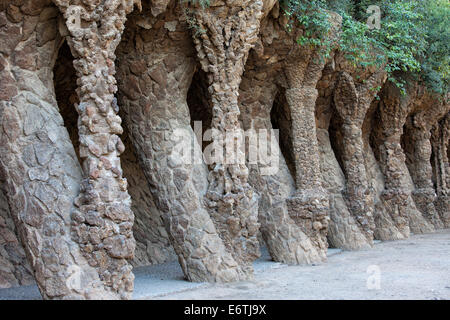 Viaduc du caroubier par Antoni Gaudi dans le parc Guell, principale attraction touristique à Barcelone, Catalogne, Espagne. Banque D'Images