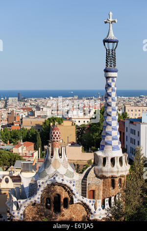 Les toits et les clochers de consiergerie pavillons par Antoni Gaudi dans le parc Guell, Barcelone, Catalogne, Espagne. Banque D'Images