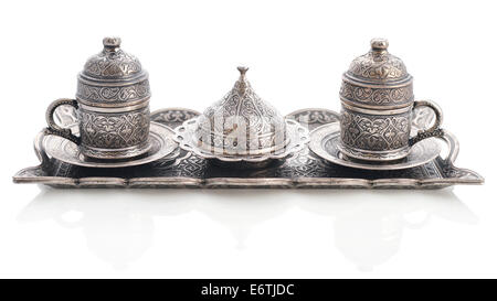 Bain turc traditionnel plateau de métal ouvragé avec deux tasses de café isolated on white Banque D'Images