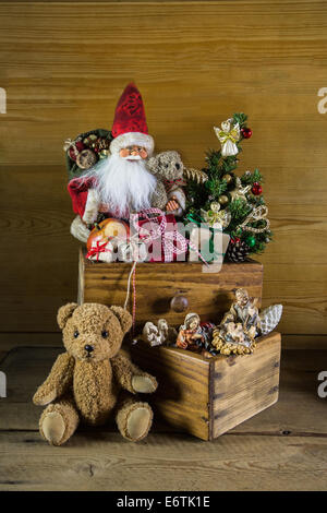 Vieux jouets de Noël : idée décoration vintage pour l'avènement sur fond de bois avec un Père Noël. Banque D'Images