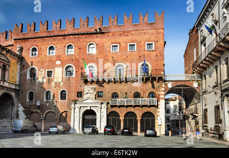 Piazza dei Signori est le coeur politique et civique de Vérone, avec la statue de Dante au milieu de square. Le nord de l'Italie Banque D'Images