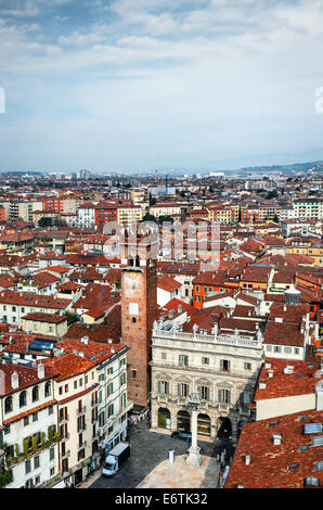 Vérone, Italie, Panorama avec Piazza delle Erbe et la ville ancienne de Romeo et Julied. Banque D'Images