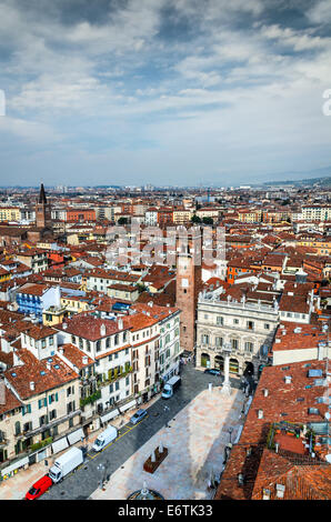 Vérone, Italie, Panorama avec Piazza delle Erbe et la ville ancienne de Romeo et Julied. Banque D'Images